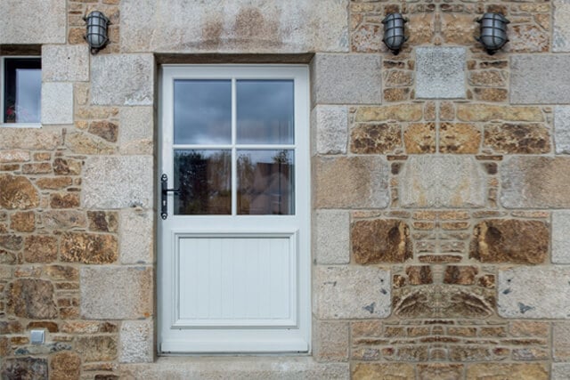 Porte entrée bois sur mesure par Clair de Baie