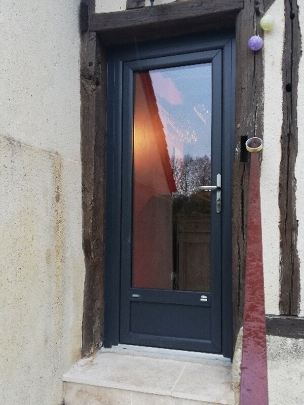 Pose d’une porte PVC plaxé gris anthracite Ral 7016