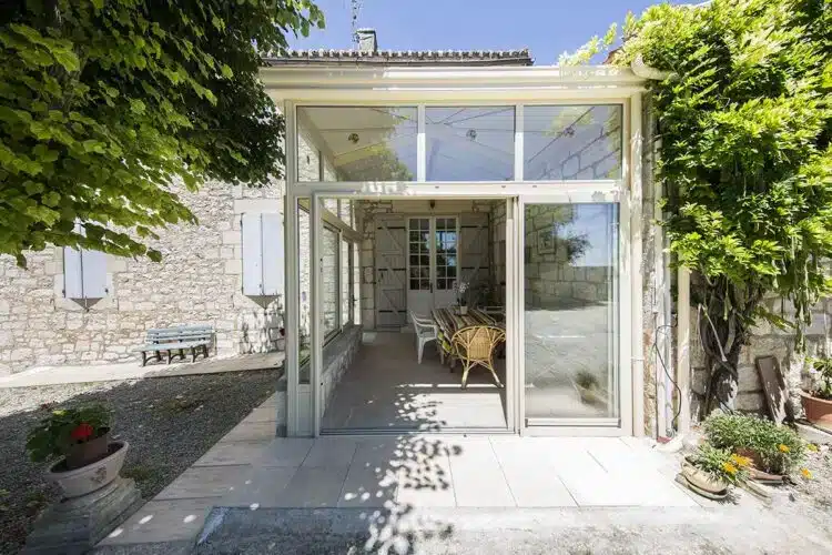 realisations-veranda-classique-intemporel-soko-e1720593981451.jpg