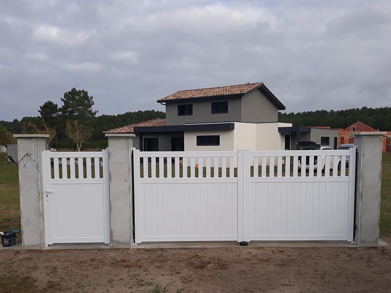 portail-pvc-motorise-blanc