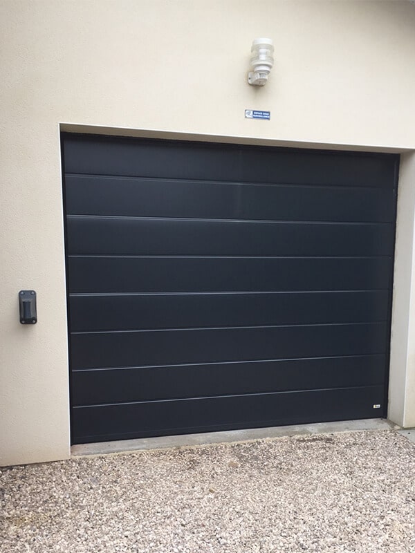 porte-de-garage-sectionnelle-motorisee-gris