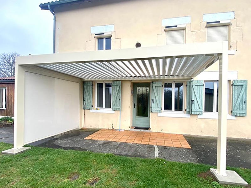 pergola-bioclimatique-miti-ivoire-store-zip-creme-3